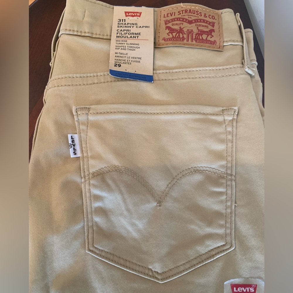 NWT Levi's 311 Shaping Skinny Capris